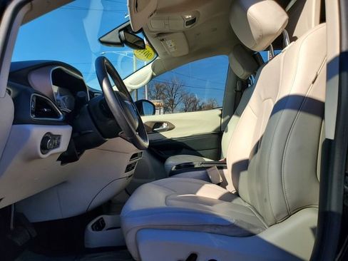 Certified 2018 Chrysler Pacifica Touring-L Plus w/ Tire & Wheel Group image 4