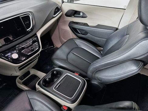 Certified 2024 Chrysler Pacifica Touring-L image 32