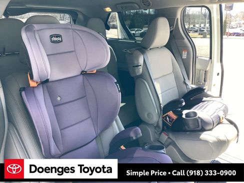 Used 2019 Toyota Sienna XLE w/ XLE Navigation Package image 11