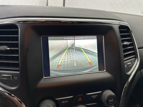 Used 2020 Jeep Grand Cherokee Laredo RWD image 28