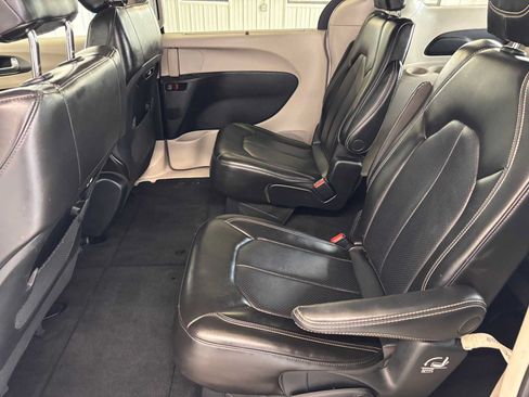 Used 2023 Chrysler Pacifica Touring-L FWD image 16