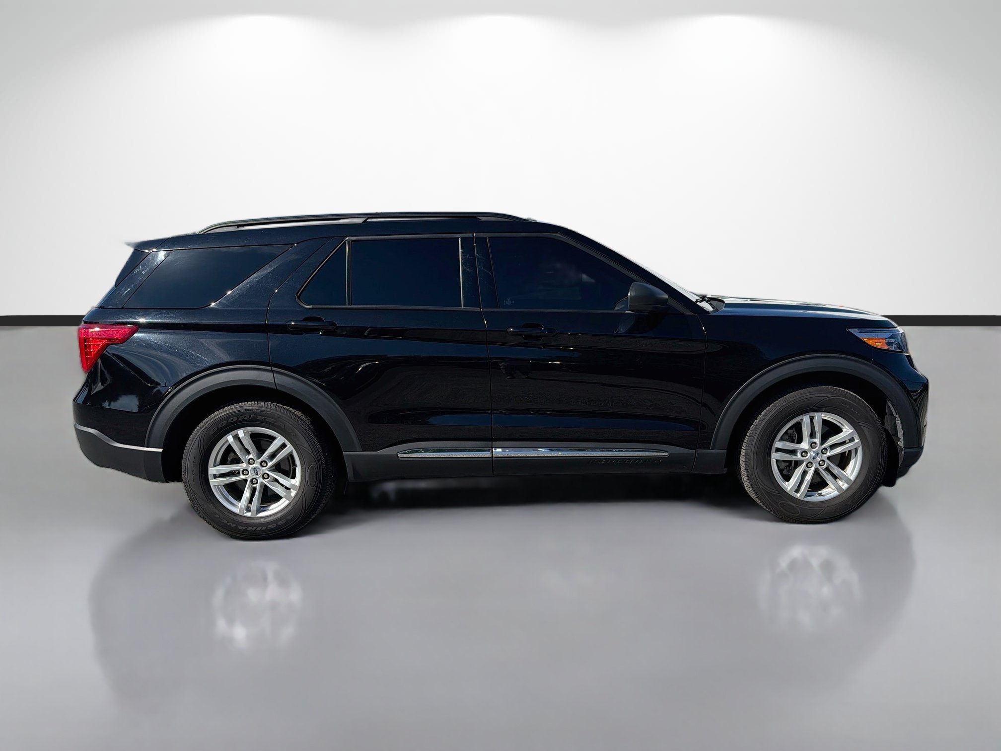 Used 2023 Ford Explorer XLT w/ Equipment Group 202A RWD image 6