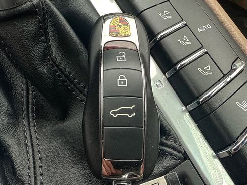 Used 2021 Porsche Macan Base image 50