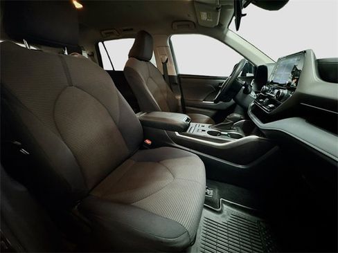 Used 2022 Toyota Highlander L image 31