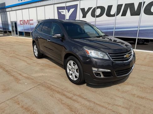 Used 2016 Chevrolet Traverse LT w/ Style and Technology Package FWD image 2