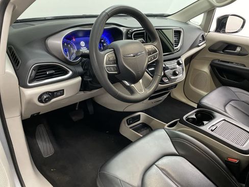 Used 2024 Chrysler Pacifica Touring-L FWD image 2