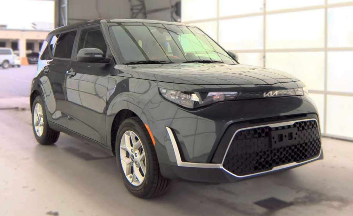 Certified 2025 Kia Soul LX w/ LX Technology Package FWD image 4