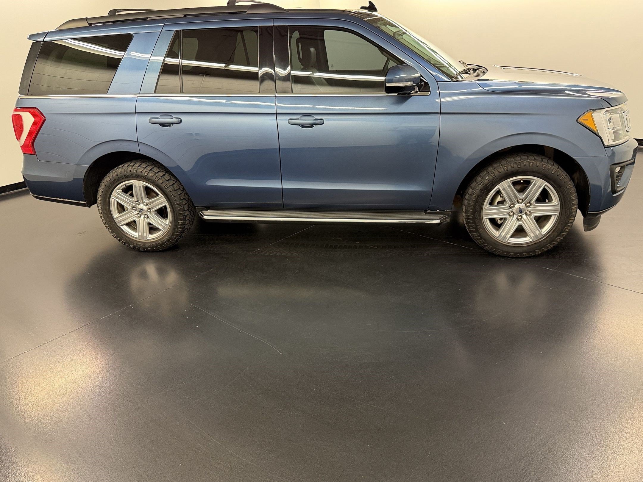 Used 2020 Ford Expedition XLT w/ Equipment Group 202A AWD/4WD image 8