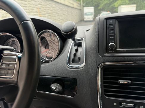 Used 2017 Dodge Grand Caravan SE FWD image 20