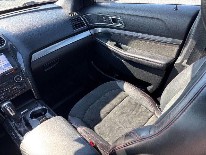 Used 2018 Ford Explorer XLT w/ Equipment Group 202A AWD/4WD image 18
