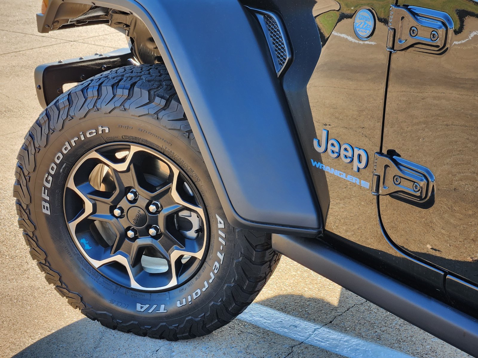 Used 2023 Jeep Wrangler Unlimited Rubicon 4xe w/ Steel Bumper Group AWD/4WD image 17
