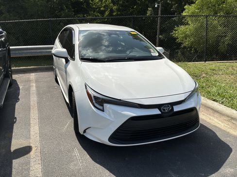 Used 2024 Toyota Corolla LE FWD image 3