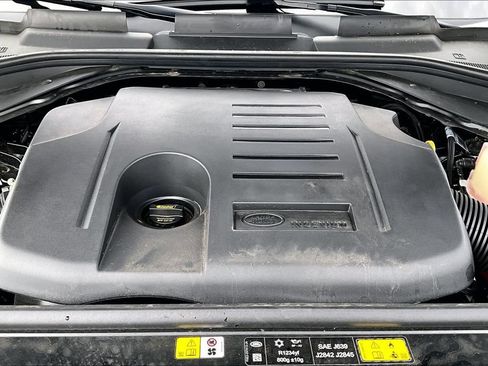 Used 2025 Land Rover Range Rover SE AWD/4WD image 9