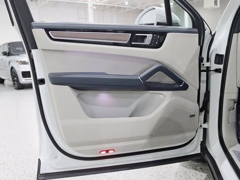 Used 2023 Porsche Cayenne Platinum Edition image 34