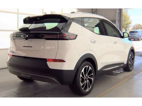 Used 2023 Chevrolet Bolt EUV Premier w/ Sun & Sound Package FWD image 3