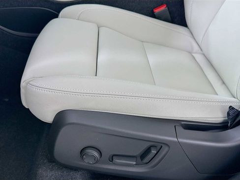 New 2026 Volvo XC40 B5 Plus w/ Protection Package Premier AWD/4WD image 17