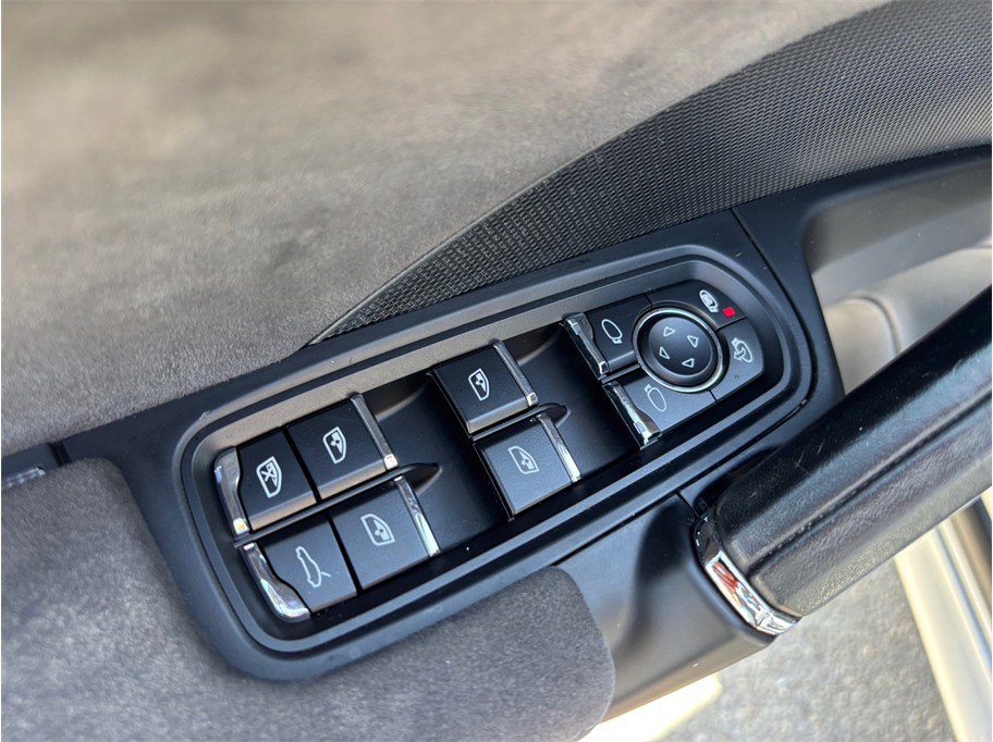 Used 2016 Porsche Cayenne GTS AWD/4WD image 19