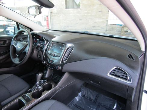 Used 2017 Chevrolet Cruze LT FWD image 10