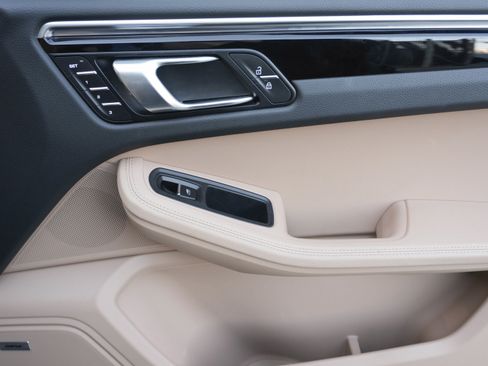 Used 2024 Porsche Macan image 33