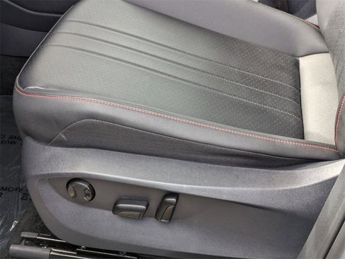 Used 2024 Volkswagen Tiguan SE image 15