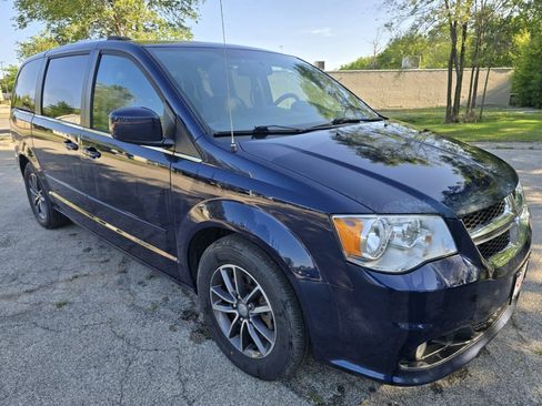 Used 2017 Dodge Grand Caravan SXT FWD image 3