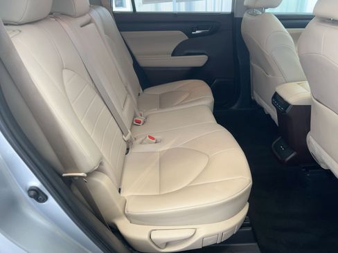 Used 2020 Toyota Highlander XLE image 28