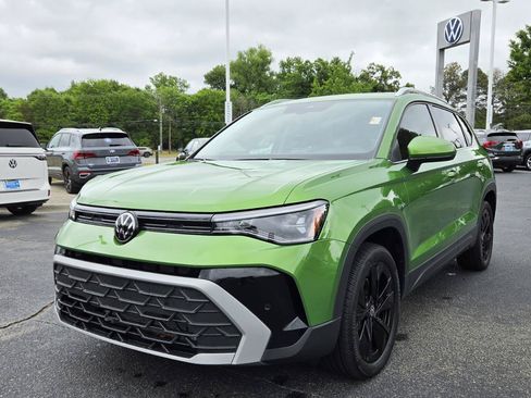 Certified 2025 Volkswagen Taos SE w/ Panoramic Sunroof Package FWD image 9