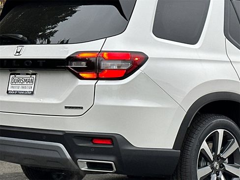 New 2025 Honda Pilot Touring image 6
