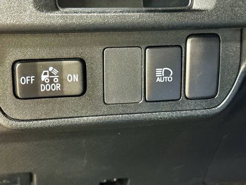 Used 2018 Toyota Tacoma SR w/ SR Convenience Package image 12