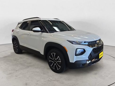 Used 2023 Chevrolet TrailBlazer ACTIV w/ Technology Package FWD image 3