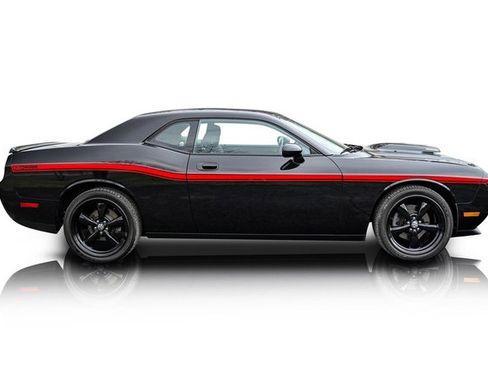 Used 2010 Dodge Challenger R/T w/ Mopar 10 Pkg image 2