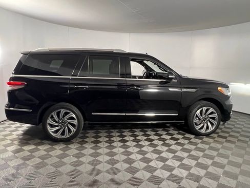 Used 2024 Lincoln Navigator Reserve image 3