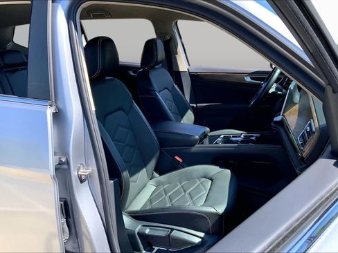 Used 2024 Volkswagen Atlas SE AWD/4WD image 9
