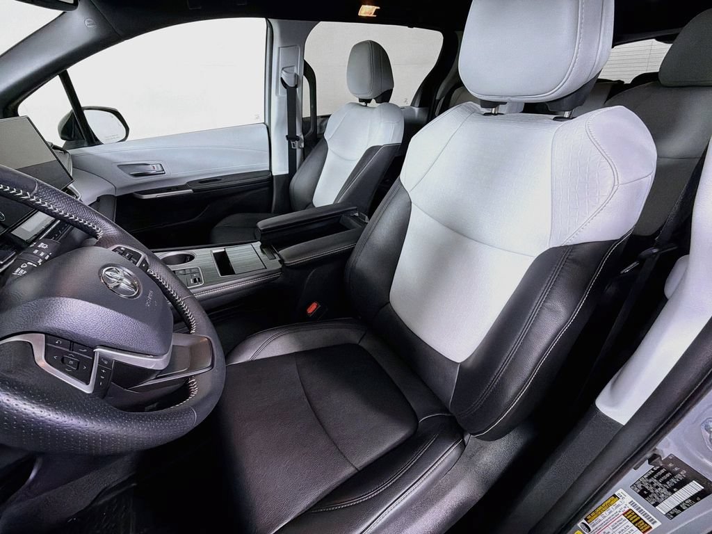Used 2025 Toyota Sienna XSE AWD/4WD image 12