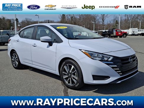 Used 2025 Nissan Versa SV image 1