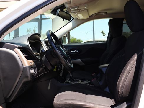 Used 2017 Jeep Cherokee Latitude FWD image 38