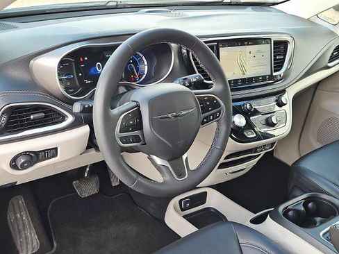 Used 2024 Chrysler Pacifica Limited FWD image 9