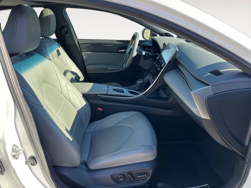 Used 2020 Toyota Avalon Limited image 18