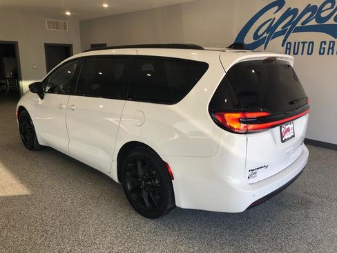 Used 2025 Chrysler Pacifica Limited image 4