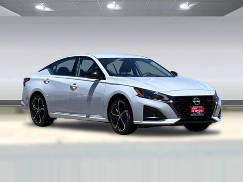 Used 2024 Nissan Altima 2.5 SR FWD image 7