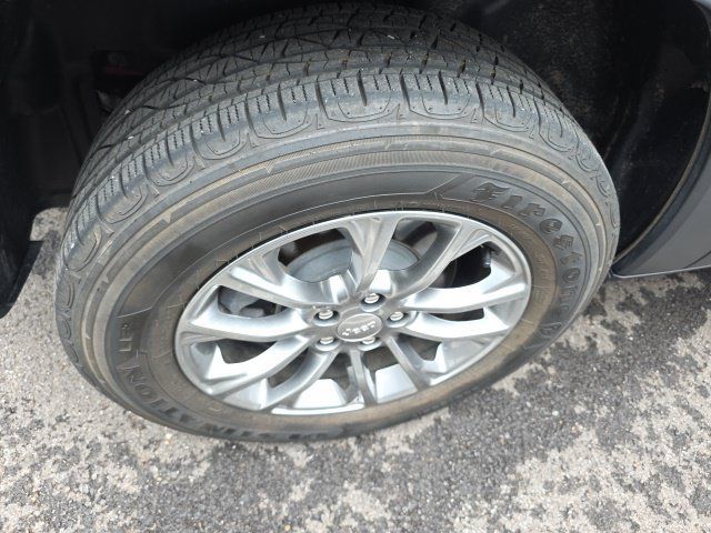 Used 2019 Jeep Cherokee Latitude Plus AWD/4WD image 13