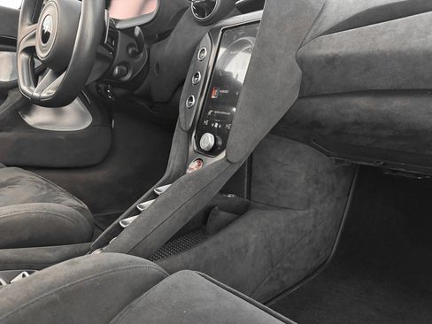 Used 2024 McLaren 750S Spider RWD image 27