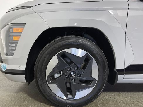 Used 2025 Hyundai Kona Limited FWD image 11