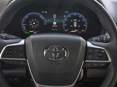 Used 2025 Toyota Sienna Limited image 26