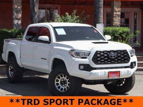 Used 2017 Toyota Tacoma TRD Sport w/ Tow Package (A/T) AWD/4WD image 2