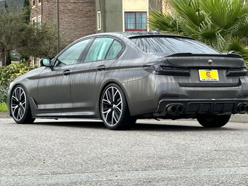 Used 2022 BMW M550i xDrive M550i xDrive w/ Dynamic Handling Package image 5