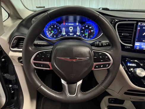 Used 2023 Chrysler Pacifica Touring-L FWD image 19