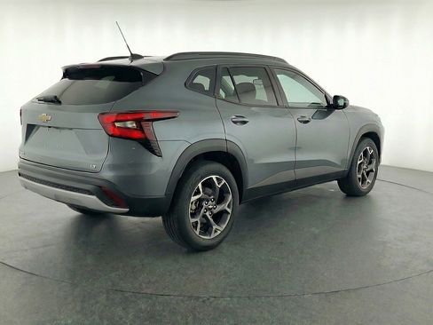 Used 2025 Chevrolet Trax LT image 9