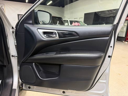 Used 2020 Nissan Pathfinder S AWD/4WD image 28