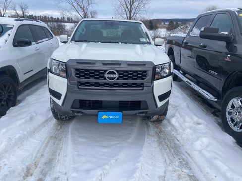 Used 2025 Nissan Frontier SV image 2